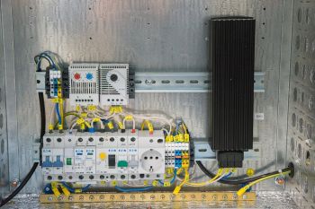 Шкаф коммутационный ЦМО (ШТВ-Н-15.6.5-4ААА-Т1) настенный 15U 600x530мм пер.дв.металл несъемн.бок.пан. 150кг серый 120град. 750мм всепогодный с вентилятором с нагревателем укомплектованный