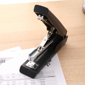 Степлер настольный Deli E0463Black