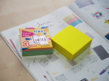 Блок самоклеящийся бумажный Stick`n 27094 76x76мм 300лист. 70г/м2 желтый неон