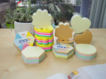 Блок самоклеящийся бумажный Stick`n 21836 64x67мм 250лист. неон ассорти 