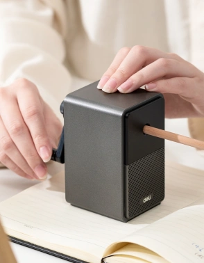 Точилка для карандашей механическая Deli  71160Black