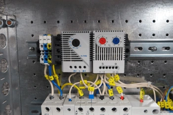 Шкаф коммутационный ЦМО (ШТВ-НН-12.6.5-4ААА-Т1) настенный 12U 620x530мм пер.дв.металл несъемн.бок.пан. 150кг серый 420мм 58кг 120град. 600мм IP54 IK10 металл уличный всепогодный антиванадальный с вентилятором с нагревателем укомплектованный