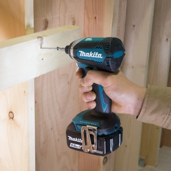 Шуруповерт Makita DTD153ZJ