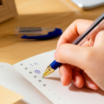 Ручка шариков. Deli Arris Golden CQ40-BL