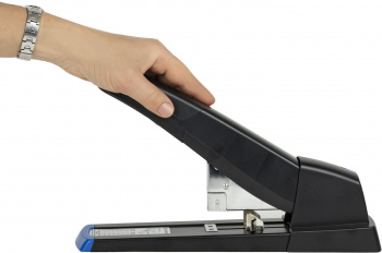 Степлер мощный Brauberg 270553 Heavy Duty Extra 24/6 24/8 26/6 23/8 23/10 23/13 23/15 23/17 (140листов) черный металл/пластик закрытый коробка