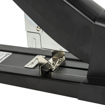 Степлер мощный Brauberg 270553 Heavy Duty Extra 24/6 24/8 26/6 23/8 23/10 23/13 23/15 23/17 (140листов) черный металл/пластик закрытый коробка