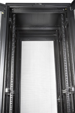 Шкаф коммутационный Lanmaster (TWT-CBB-42U-6X8-P1) напольный 42U 600x800мм пер.дв.перфор. задн.дв.перфор.2-хст. 2 бок.пан. 800кг черный 726мм 92кг 2055мм IP20 металл