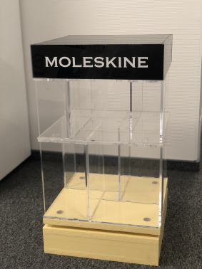 Стенд Moleskine настольный акрил приз