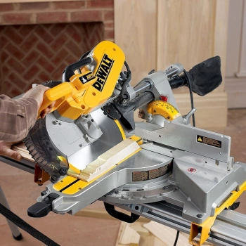 Торцовочная пила DeWalt DWS780