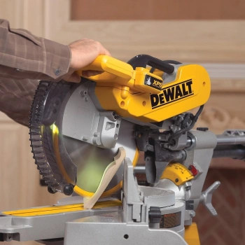 Торцовочная пила DeWalt DWS780