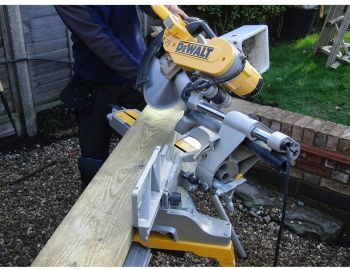 Торцовочная пила DeWalt DWS780