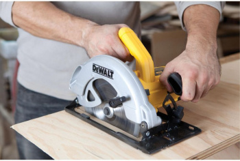 Циркулярная пила (дисковая) DeWalt DWE560-QS