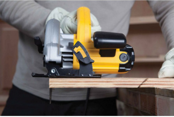 Циркулярная пила (дисковая) DeWalt DWE560-QS