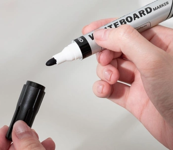 Маркер для досок Deli  EU017-BL