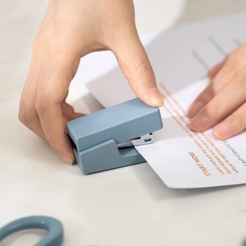 Степлер мини Deli ENS083BLUE ENS083