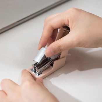 Степлер мини Deli ENS083WHITE Linfini N10 24/6 (15листов) белый 15скоб металл/пластик блистер