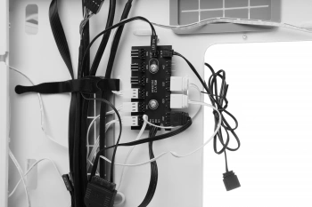 Корпус Lian-Li Lancool 215