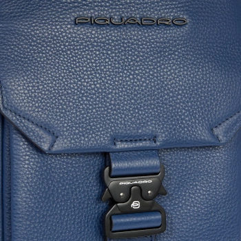 Рюкзак слинг мужской Piquadro Than CA6616S135/BLU синий кожа