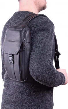 Рюкзак слинг мужской Piquadro Than CA6616S135/N черный кожа