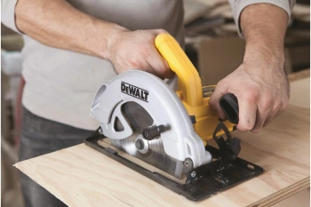 Циркулярная пила (дисковая) DeWalt DWE560K