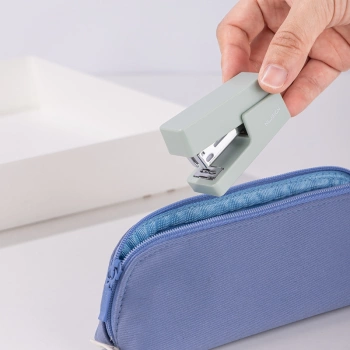 Степлер мини Deli ENS083GREEN ENS083