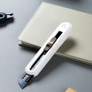 Нож канцелярский Deli ENS062-WHITE Nusign шир.лез.18мм выдвижное лезвие фиксатор 8 сменных лезвий металл/пластик белый