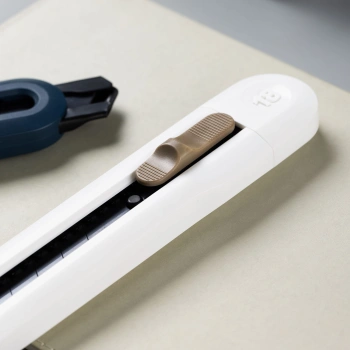 Нож канцелярский Deli ENS062-WHITE Nusign шир.лез.18мм выдвижное лезвие фиксатор 8 сменных лезвий металл/пластик белый