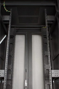 Шкаф серверный Lanmaster (TWT-CBB-42U-8X10-P1) напольный 42U 800x1000мм пер.дв.перфор. задн.дв.перфор.2-хст. 2 бок.пан. 800кг черный