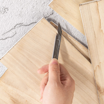 Нож канцелярский Deli E2034 Essential Metal