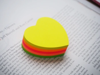 Блок самоклеящийся бумажный Stick`n 21356 64x67мм 250лист. 70г/м2 неон 5цв.в упак. вырубной 