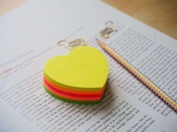 Блок самоклеящийся бумажный Stick`n 21356 64x67мм 250лист. 70г/м2 неон 5цв.в упак. вырубной 