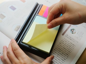 Блок самоклеящийся бумажный Stick`n 21425 200лист. 70г/м2 в подставке 76x76мм+25x76мм+закладки 5цв.