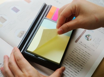 Блок самоклеящийся бумажный Stick`n 21425 200лист. 70г/м2 в подставке 76x76мм+25x76мм+закладки 5цв.