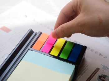 Блок самоклеящийся бумажный Stick`n 21425 200лист. 70г/м2 в подставке 76x76мм+25x76мм+закладки 5цв.