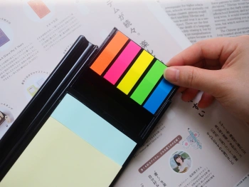 Блок самоклеящийся бумажный Stick`n 21425 200лист. 70г/м2 в подставке 76x76мм+25x76мм+закладки 5цв.